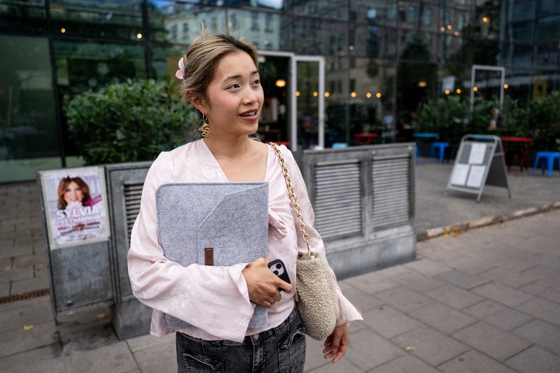 Paula Derkert, 26, började med vitt snus efter att ha provat av en kompis. Vanligt brunt snus vill hon inte prova, säger hon: "Absolut inte".