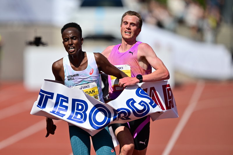 Det var en tajt duell mellan Suldan Hassan och Sondre Nordstad Noen på upploppet av Göteborgsvarvet.