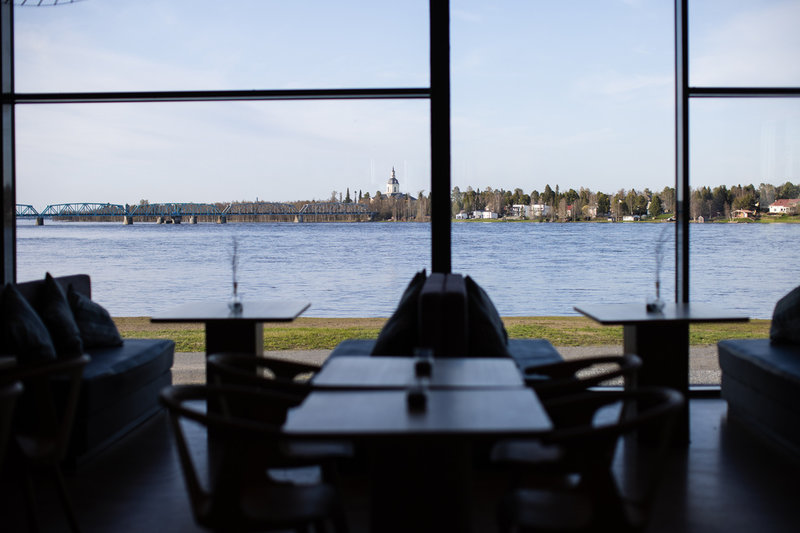 Hotell Cape East ligger alldeles intill Torneälven.