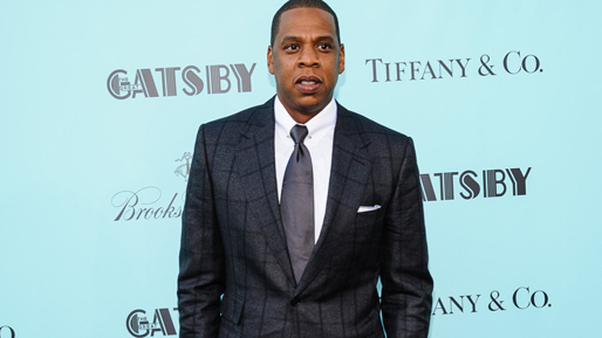 Jay-Z älskar att glänsa på röda mattan i snygga kostymer. Oftast bär han kläder från Tom Ford, och varje kostym kostar upp mot 50 000 kronor. 