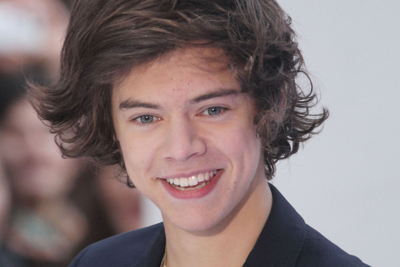 4. Men snyggast av alla i One Direction är enligt The Suns läsare ändå charmerande Harry Styles. 4. Men snyggast av alla i One Direction är enligt The Suns läsare ändå charmerande Harry Styles.