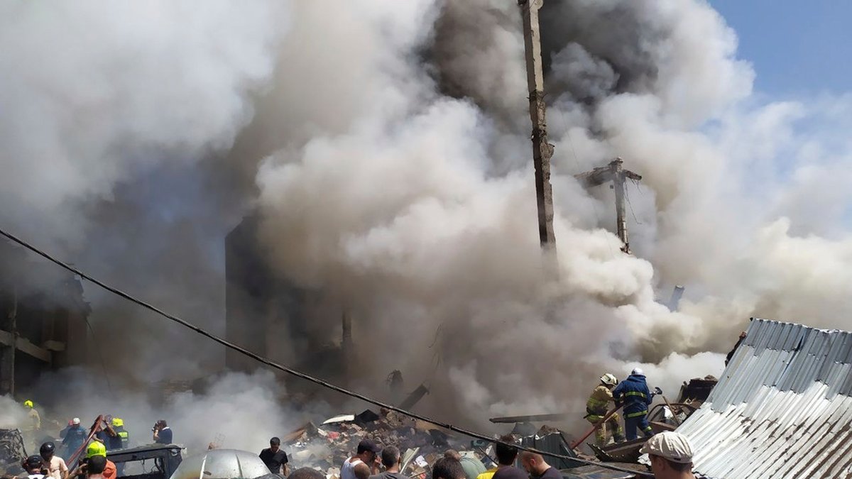 Rök stiger över marknaden Surmalu i Armeniens huvudstad Jerevan efter explosionen på söndagen.