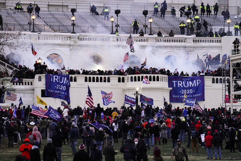 Ett foto från den 6 januari 2021, då anhängare till den dåvarande republikanske presidenten Donald Trump angrep USA:s kongress – vars ledamöter då var i färd med att formellt kora demokraten Joe Biden till valvinnare och blivande president.