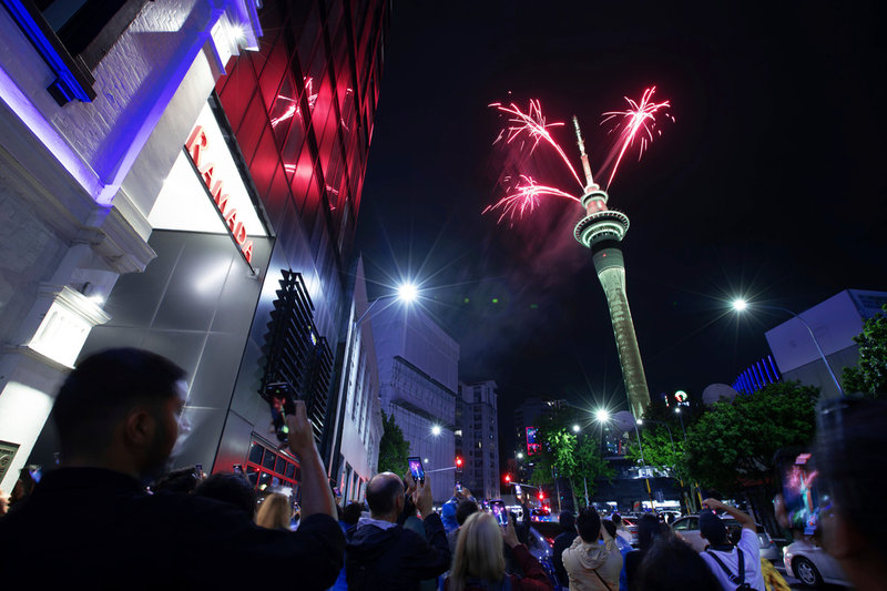 Fyrverkerier från Sky Tower i Auckland på nyårsafton.