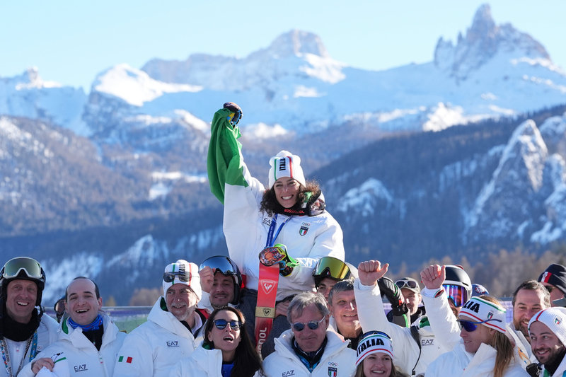 Italienskan Federica Brignone firar guldet i super-G i Cortina.
