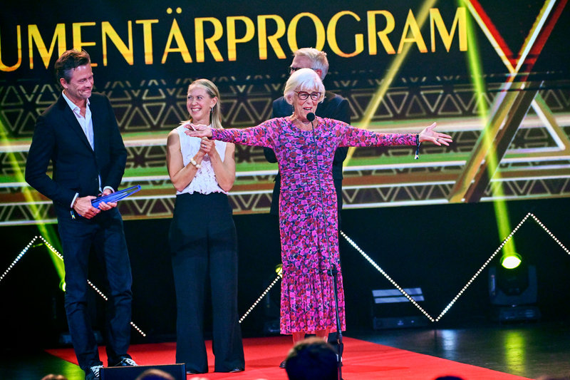 Fredrik Wikingsson, producenten Petra Måhl och Tiina Hammar med priset för "Den sista resan" som vann årets Dokumentärprogram.