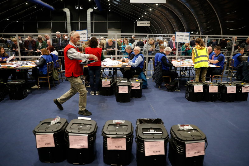 Rösträkning i Belfast på fredagen. I val till den nordirländska församlingen räknas alla röster för hand, vilket gör att det tar lite tid.