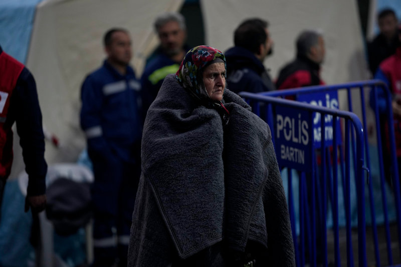 Anhöriga väntar på besked om dödsfall i gruvolyckan i Turkiet.