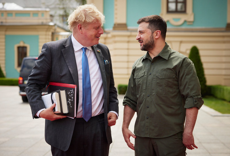 Storbritanniens premiärminister Boris Johnson och Ukrainas president Volodymyr Zelenskyj i Kiev på fredagen.