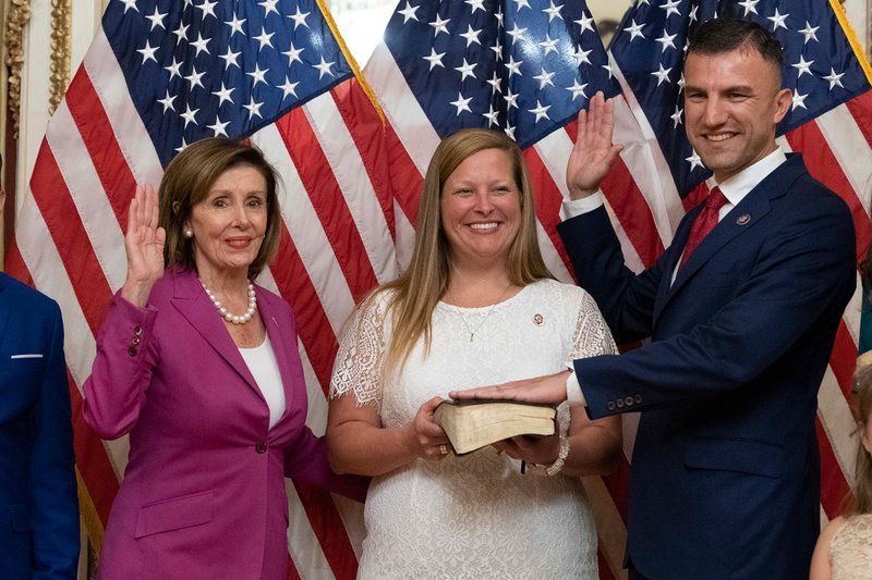 Nancy Pelosi (Demokraterna), till vänster, ser ut att bli av med sin roll som talman i representanthuset. Bild från en ceremoni i Washington på måndagen.