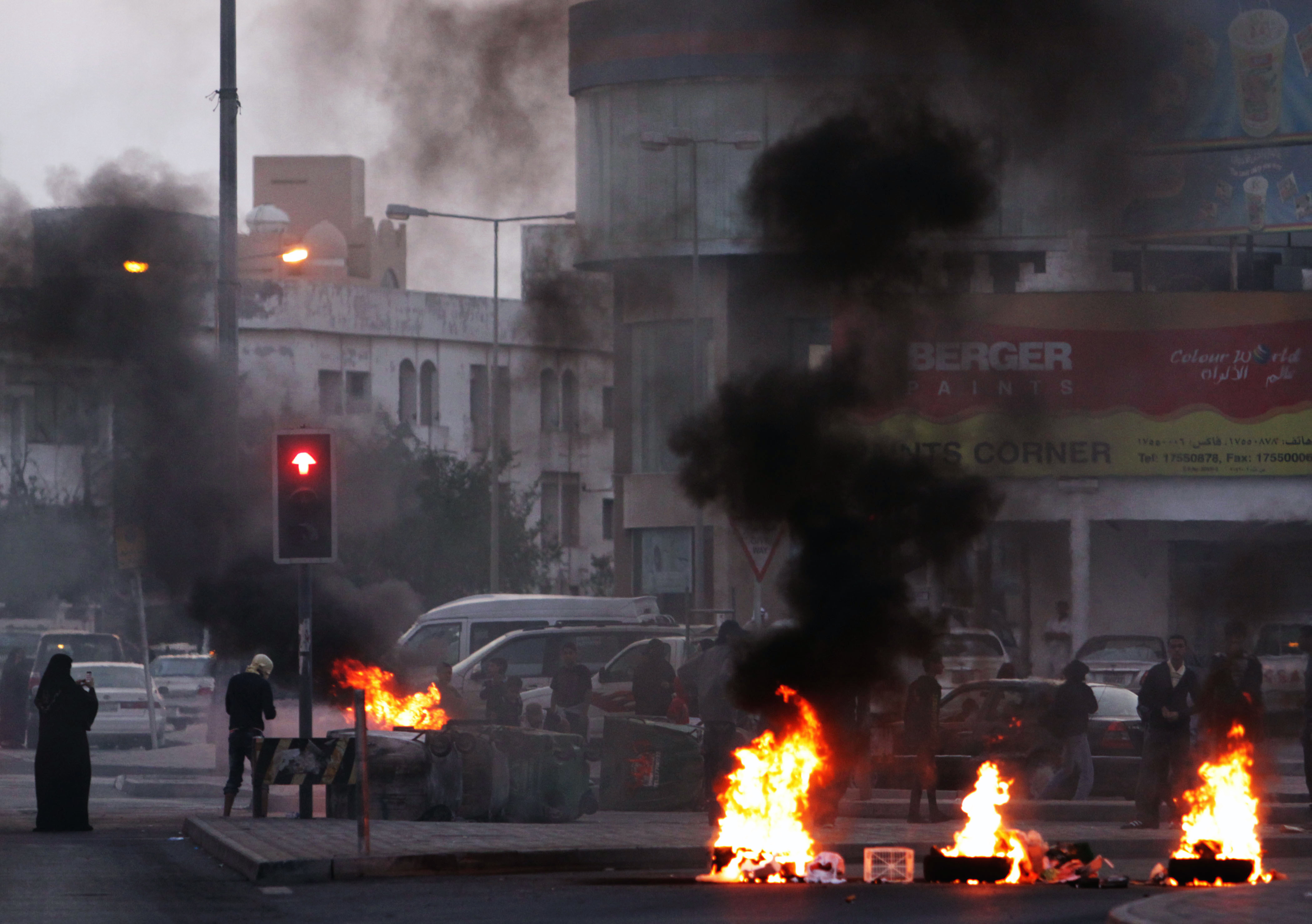 Demonstranter bränner däck under strider i Jidhafs, i utkanten av  Manama.