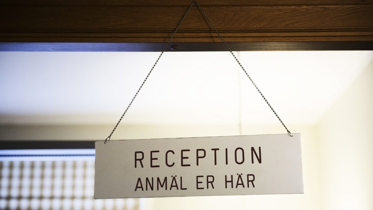 En patient på en vårdcentral i Småland har utsatts för sexuellt ofredande av terapeut, som nu döms till dagsböter och skadestånd. Arkivbild.