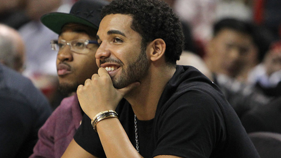 När Drake inte roar sig på strippklubb går han gärna på basket.