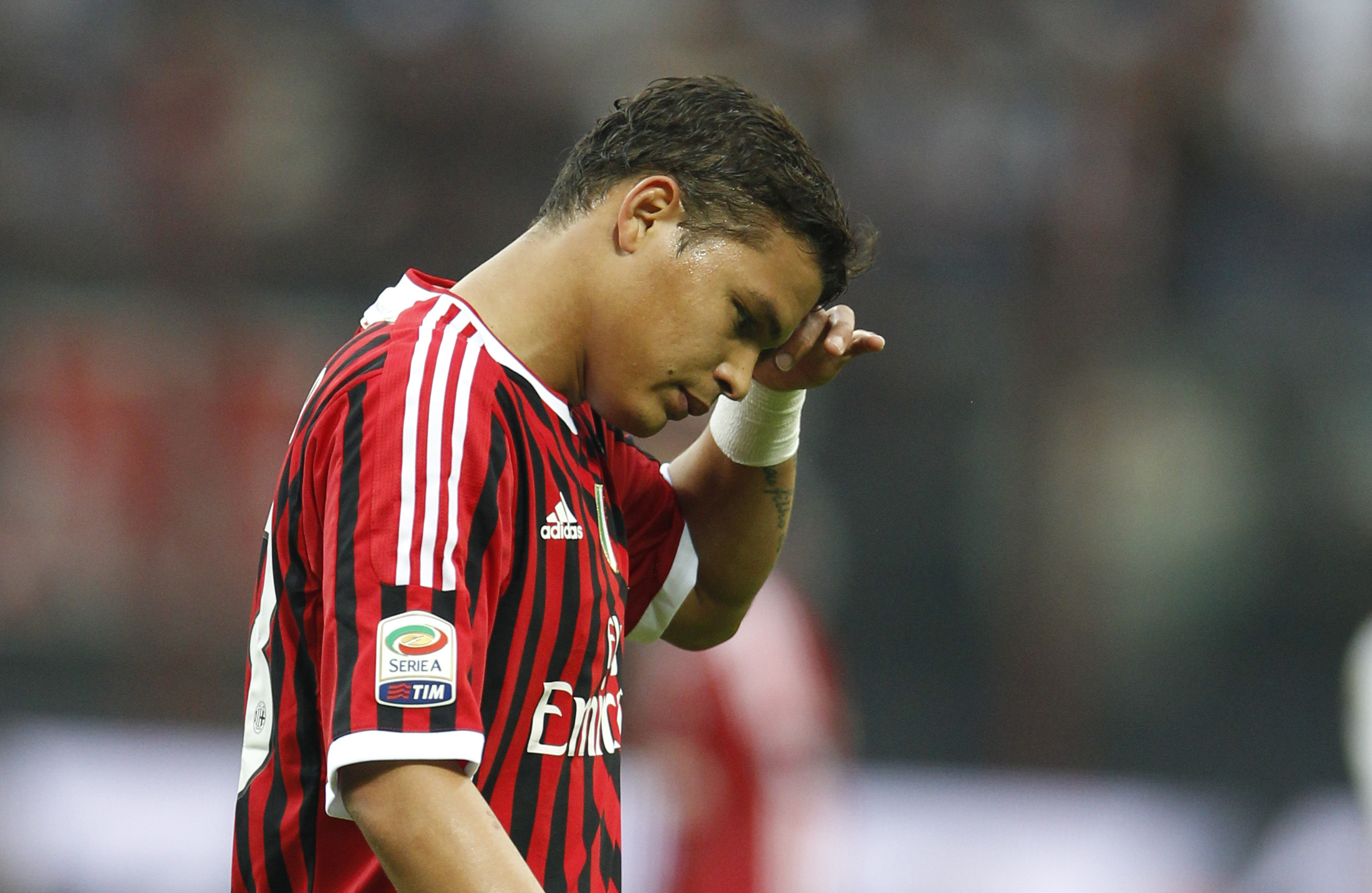 Milans backklippa är skadad och missar stormötet mot Barcelona i Champions League.