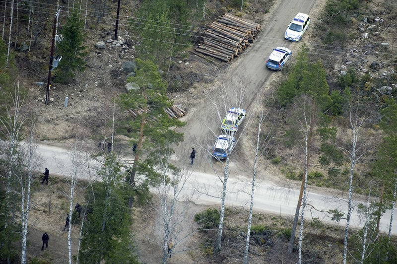 Polisen under sökinsatsen. Här är avtagsvägen upp mot Englas hem. Foto: Ulf Palm/TT