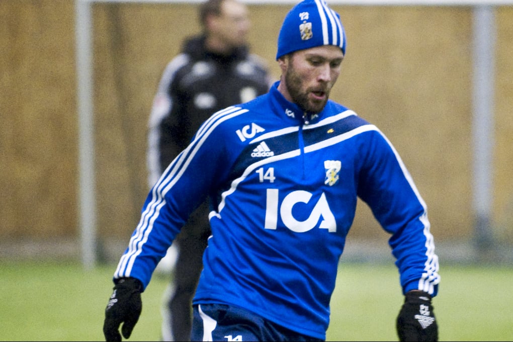Hjalmar Jonsson håller koll på bollen.