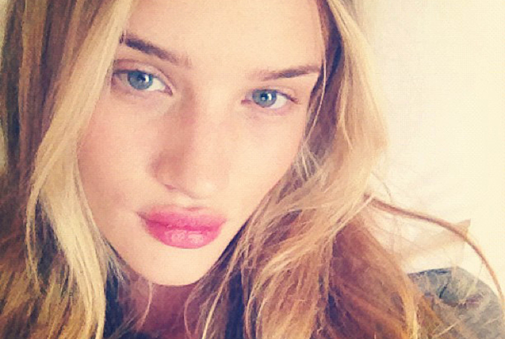 Rosie Huntington-Whiteley poserar. Rosie Huntington-Whiteley poserar.