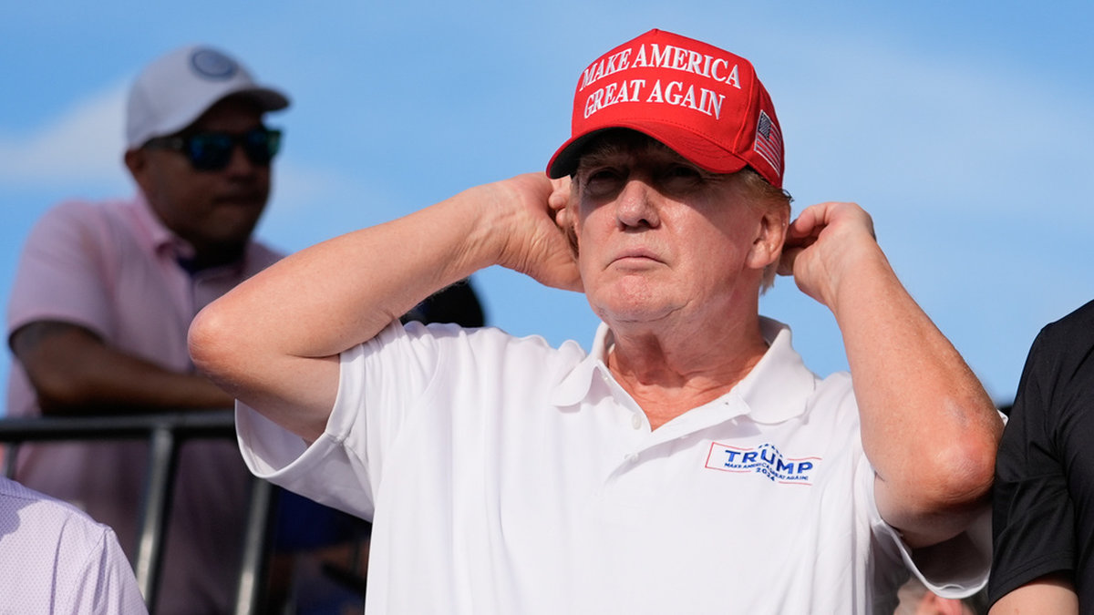 Donald Trump tittar på en golftävling i Miami på söndagen.