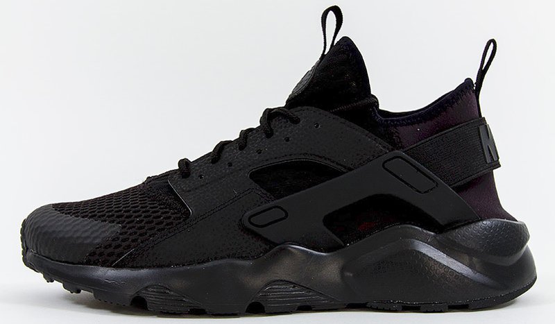 Svarta sneakers i chunkymodell