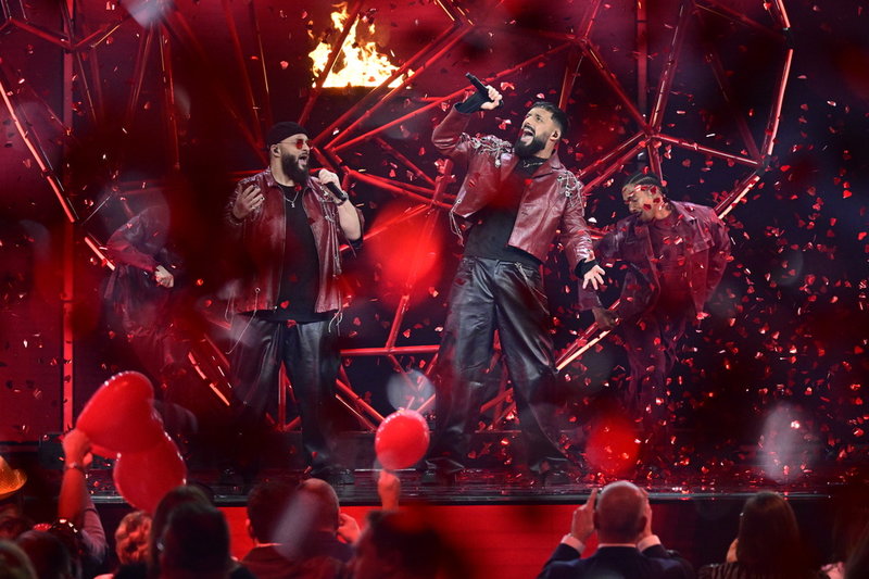 Medina bjöd på ett massivt konfettiregn. 