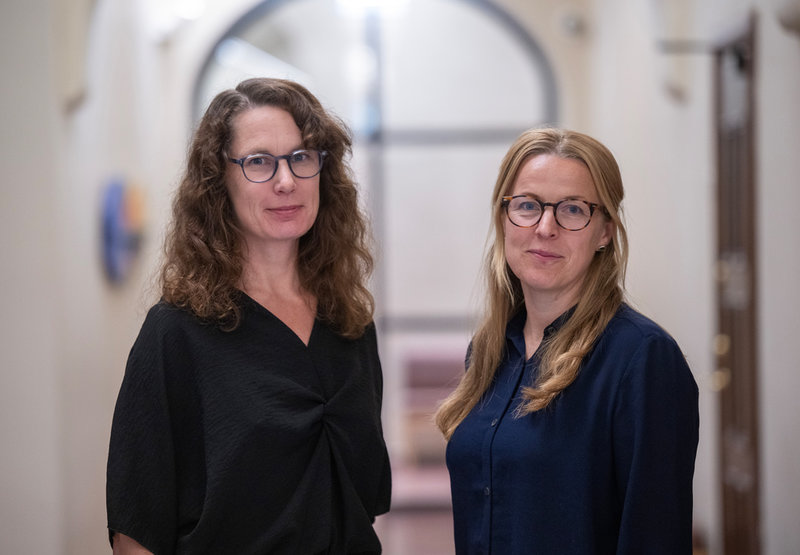 Forskarna Nina Törnqvist, till vänster, (Uppsala universitet) och Isabel Schoultz (Lunds universitet) studerar tillsammans med Fanny Holm (Umeå universitet) Lundinrättegången i ett pågående forskningsprojekt.