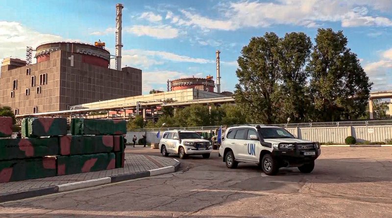IAEA:s bilar vid atomkraftverket i Zaporizjzja. Bilden kommer från den ryska militären.