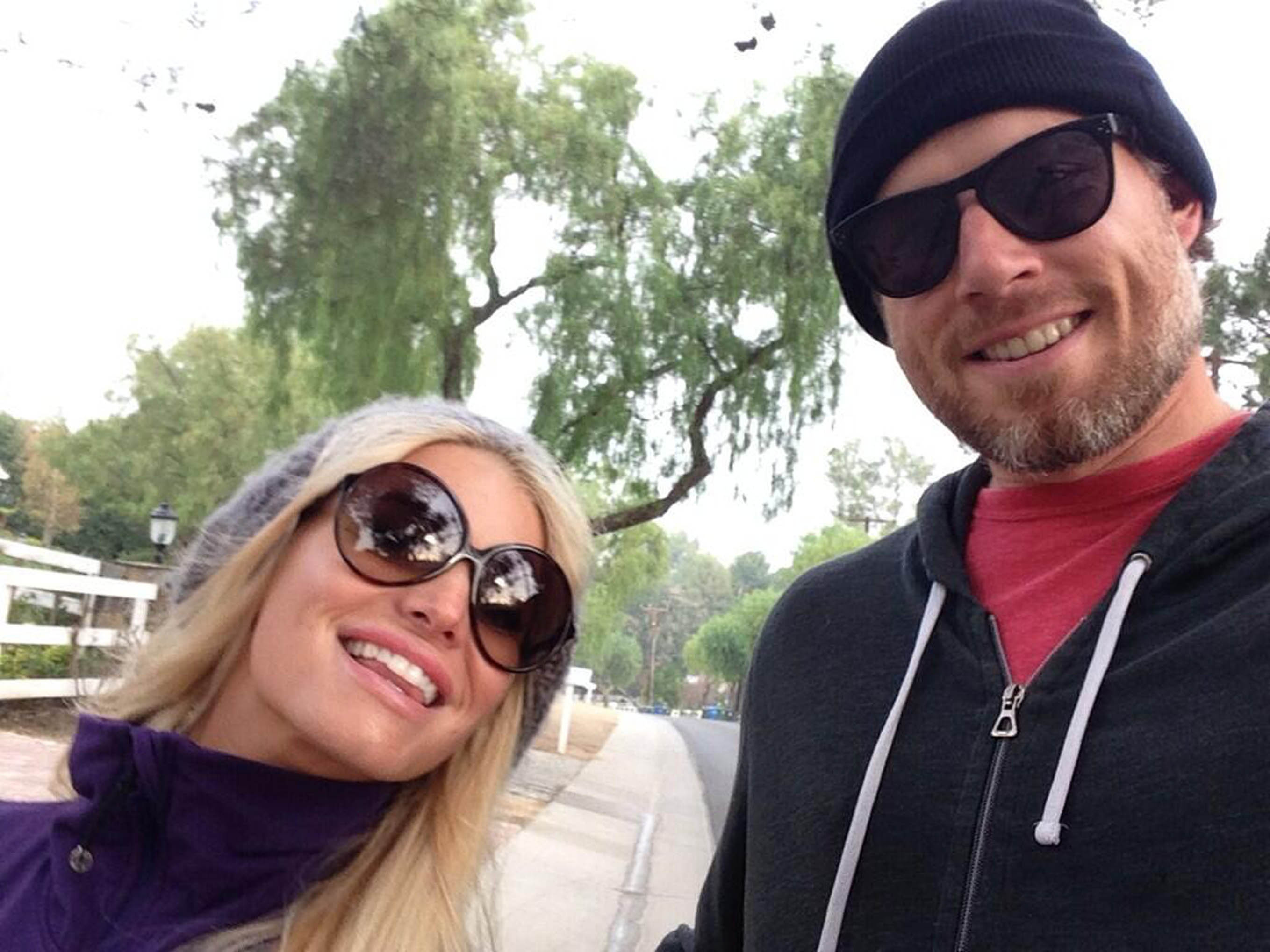 Jessica Simpson på morgonpromenad med sina make. Jessica Simpson på morgonpromenad med sina make.