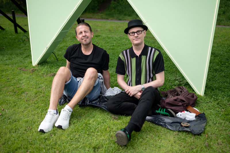 Kompisarna Artur van der Lay och Henrik Landervik kallar sig 'festivalrävar' och ser fram emot musiken och att få träffa kompisar på Way Out West i Slottsskogen i Göteborg.