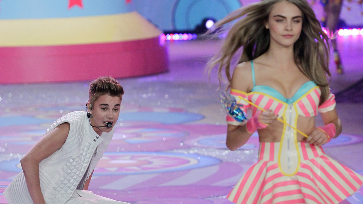 Justin spanar in en av modellerna under Victorias Secrets Fashion Show.