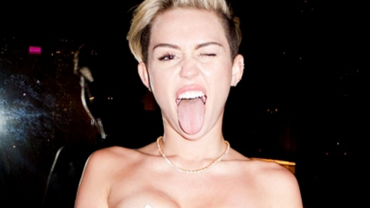 Miley i nätstrumpor.