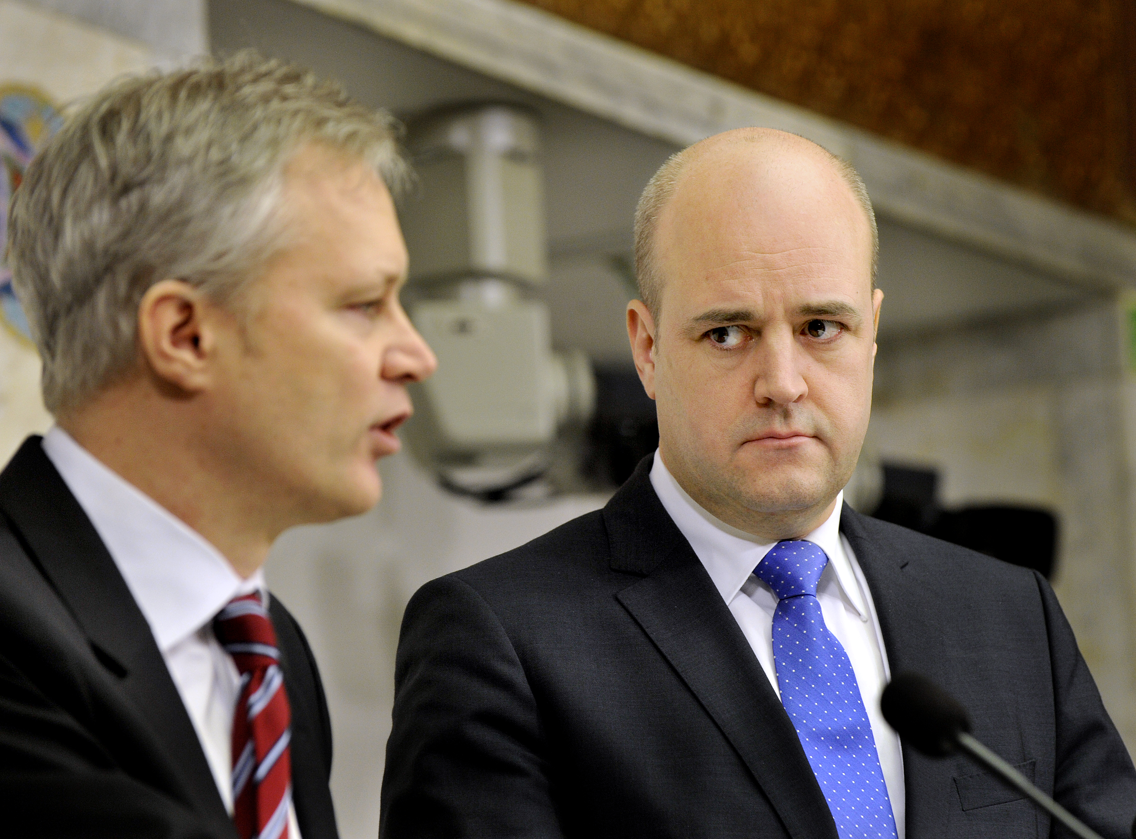 Fredrik Reinfeldts stab tog kort efter avslöjandena om Saudiarabiens avtal med Sverige över informationsflödet. Något som enligt statsvetaren Jonas Hinnefors tyder på att avgången var statsministerns beslut.