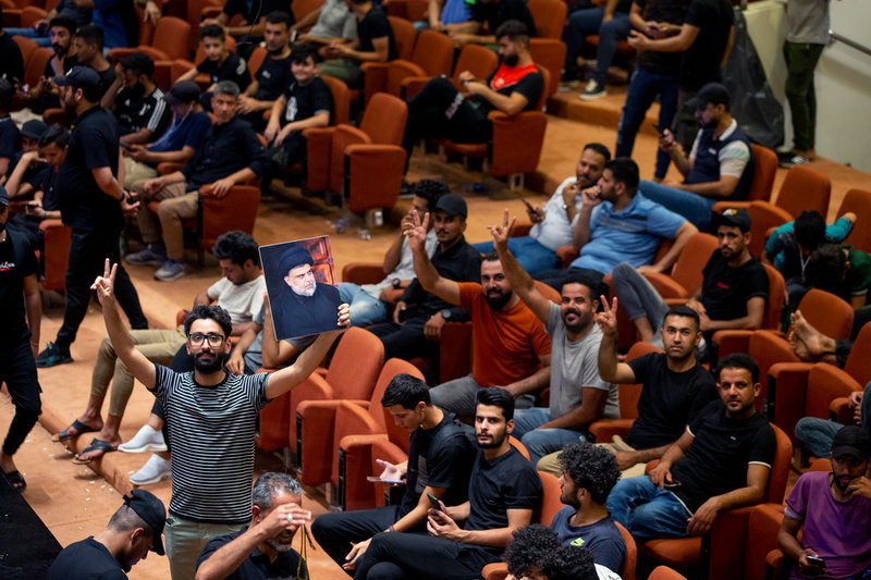 Anhängare till shialedaren Muqtada al-Sadr under ockupationen av parlamentsbyggnaden den 4 augusti.