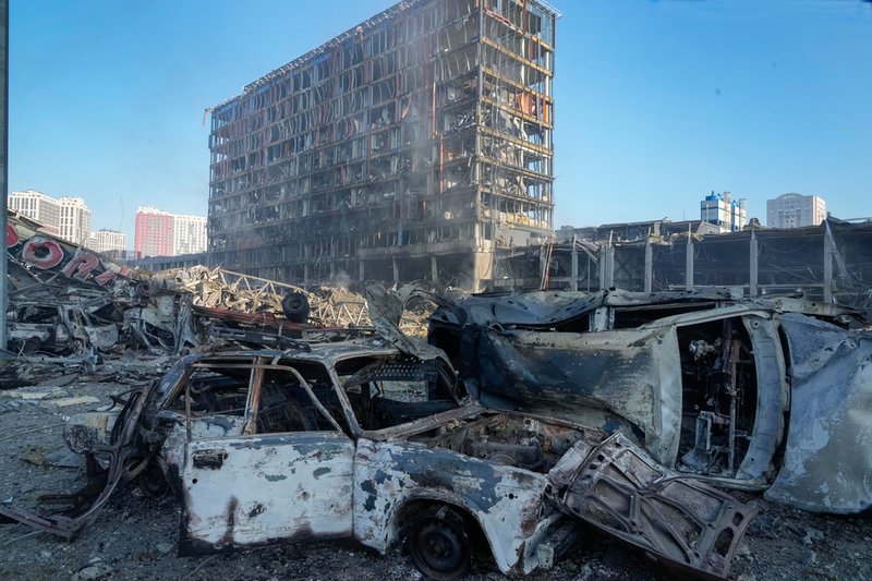 Stor förödelse efter en rysk attack mot ett köpcentrum i Kiev på måndagen. Åtta rapporteras ha dött.