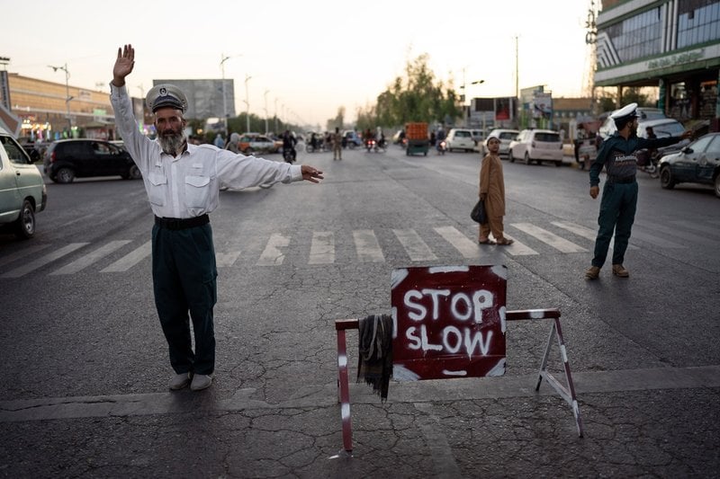 Trafikassistenter på en sprucken väg i Kandahar i sydöstra Afghanistan i juni 2023.
