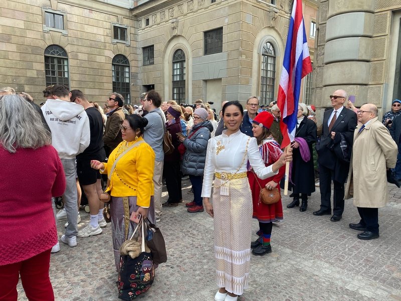 Somchuen Thiansai med thailändsk flagga på yttre borggården vid Stockholms slott.