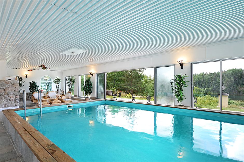 Såklart finns det en pool. Såklart finns det en pool.