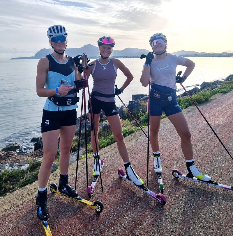 Skidlandslagets ”utbrytare” Maja Dahlqvist, Frida Karlsson och Linn Svahn i samband med ett rullskidpass på Mallorca där de nu är på läger. Ett val för att slippa kalla förhållanden i Sverige.