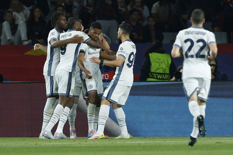 Inter firar 3–2-målet i målfesten mot Barcelona som till slut fick ett oavgjort resultat 3–3.