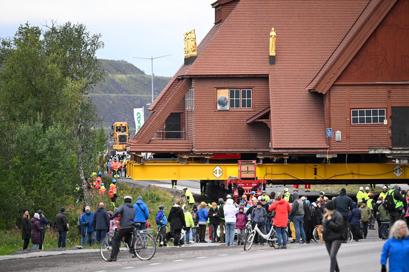 På onsdag förmiddag har kyrkan lämnat gamla Kiruna centrum och rullar så sakteliga på Lombololeden med mål nya centrum. 