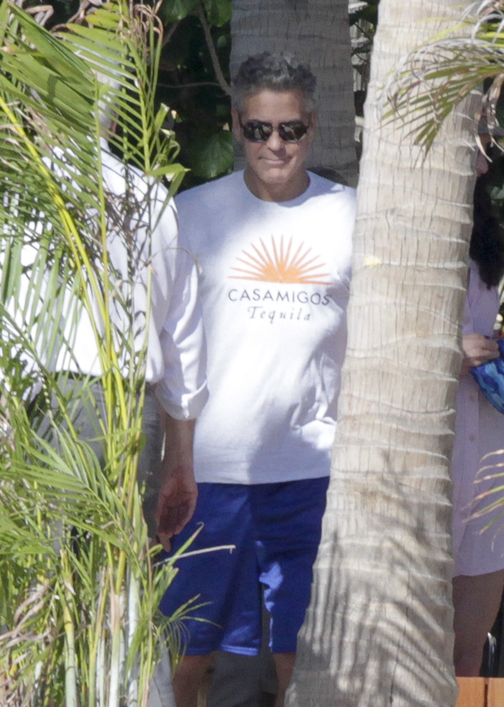 Superstjärnan George Clooney gömmer sig bakom ett träd, vi hoppas att det inte är på grund av badshortsen och t-shirten... Superstjärnan George Clooney gömmer sig bakom ett träd, vi hoppas att det inte är på grund av badshortsen och t-shirten...