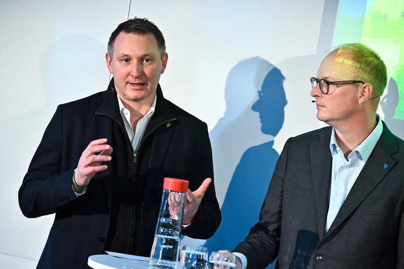 Svenska fotbollsförbundets fotbollschef Kim Källström (till vänster) och Anders Österberg (S), biträdande finansborgarråd, när Stockholms stad och Svenska fotbollförbundet håller pressträff om ett Nationellt fotbollscenter.