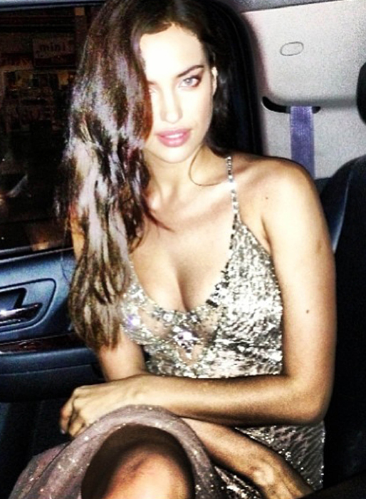 Irina Shayk strålar i glittrande blåsa. Irina Shayk strålar i glittrande blåsa.