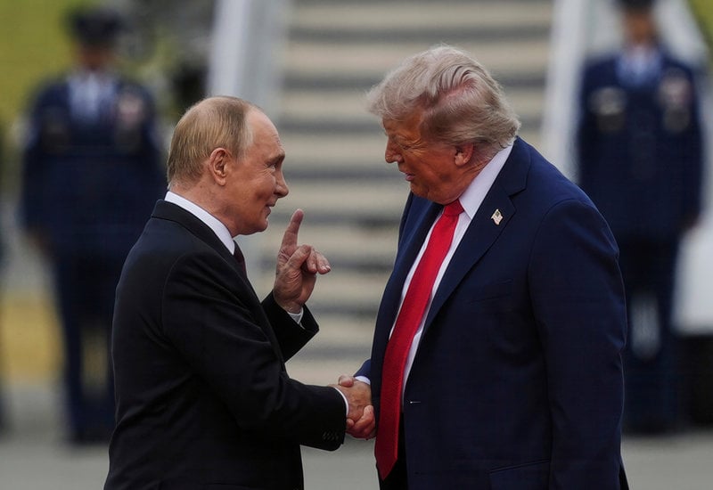 USA:s president Donald Trump hälsar Rysslands Vladimir Putin välkommen till toppmötet i Anchorage, Alaska, den 15 augusti.
