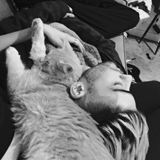 Gigi Hadid bjuder på en bild på pojkvännen Zayn Malik och parets gosiga katt. Gigi Hadid bjuder på en bild på pojkvännen Zayn Malik och parets gosiga katt.
