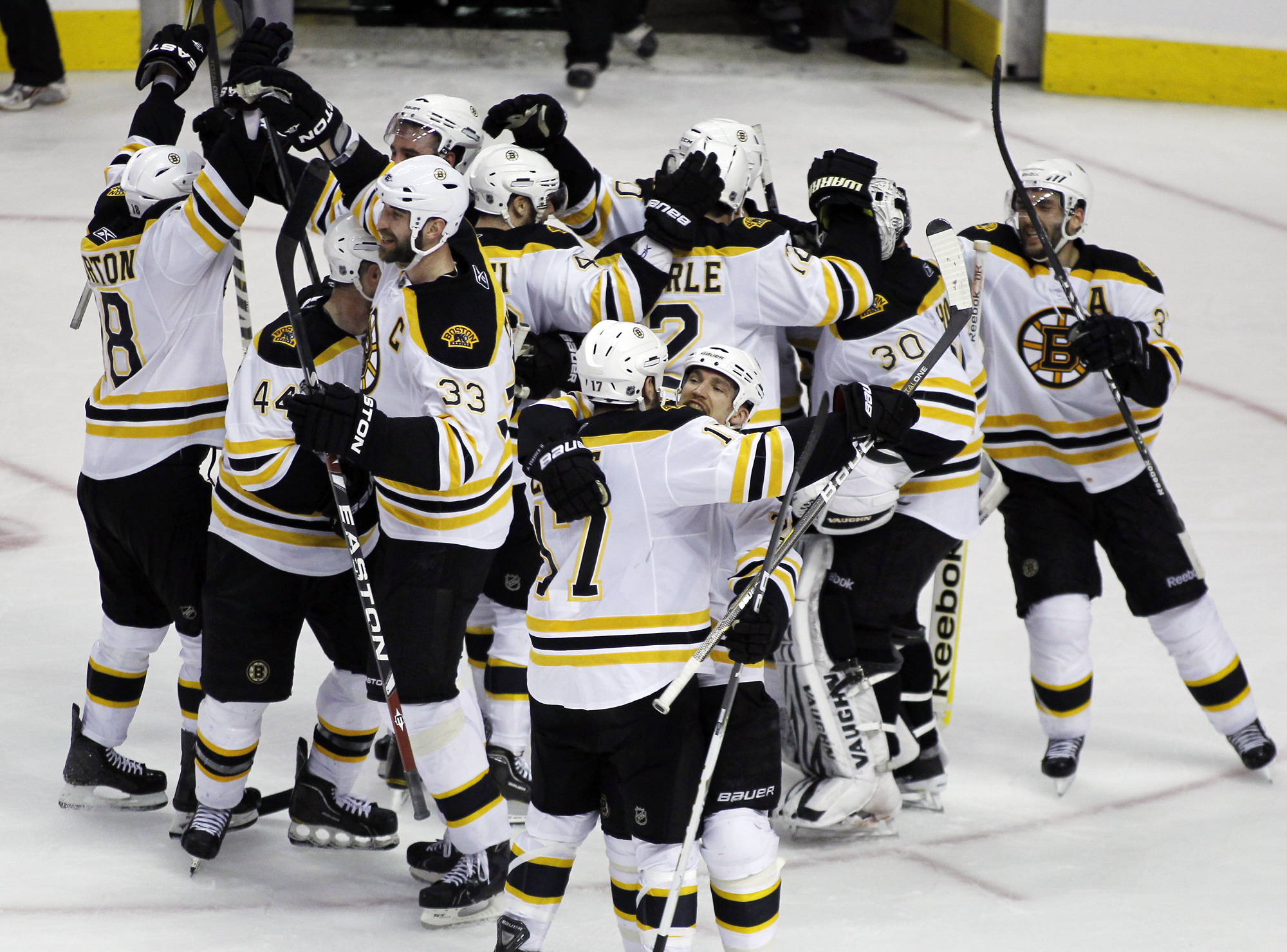 Boston Bruins vann på övertid i nattens kvartsfinal mot Philadelphia Flyers.