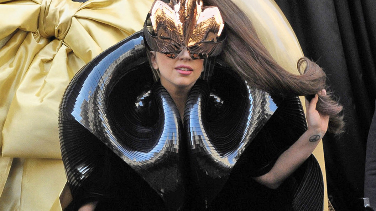 Lady Gaga dök upp klädd som en parfymflaska.