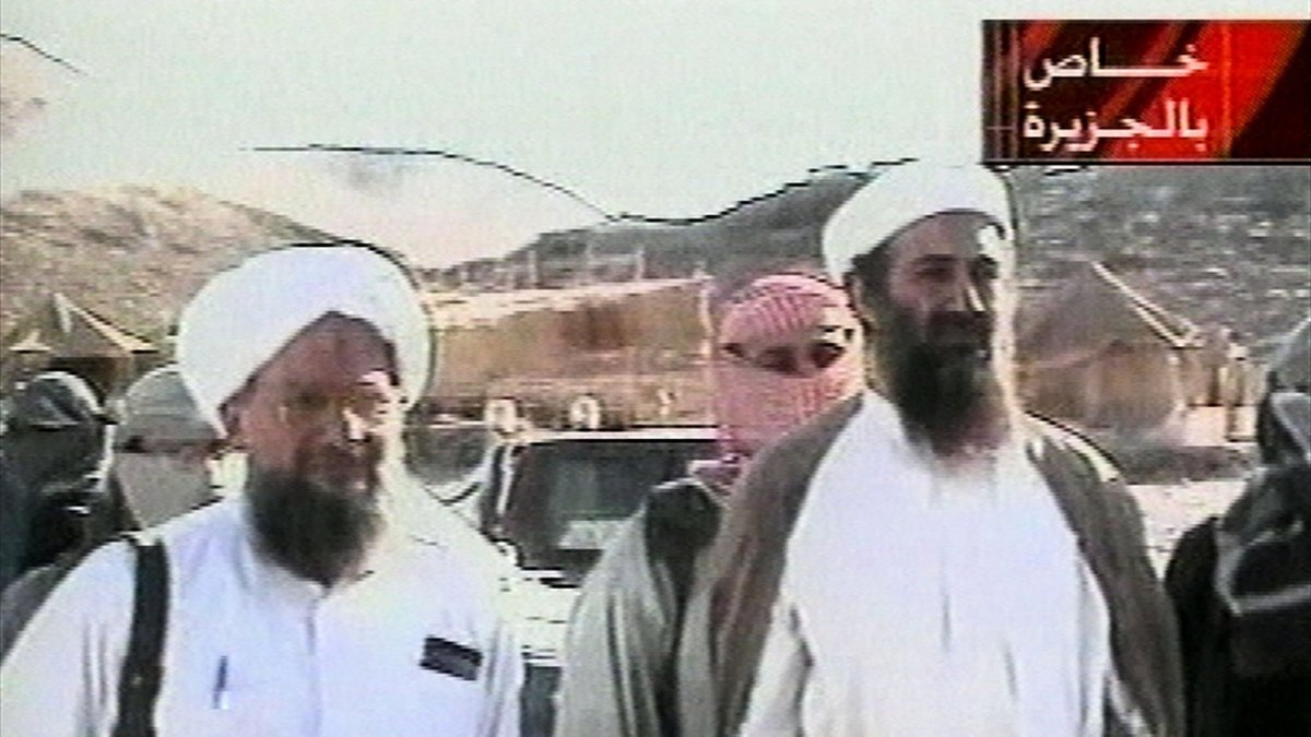 Tv-bild från 2001 med Ayman al-Zawahri (till vänster) och Usama bin Ladin (till höger).