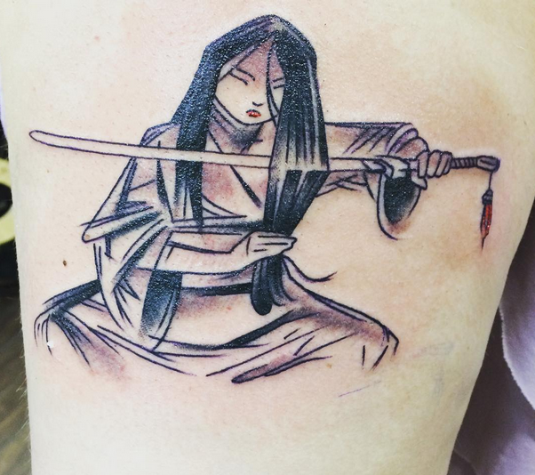 Mulan skär av sitt hår för att ta sin fars plats i kriget. Mulan skär av sitt hår för att ta sin fars plats i kriget.