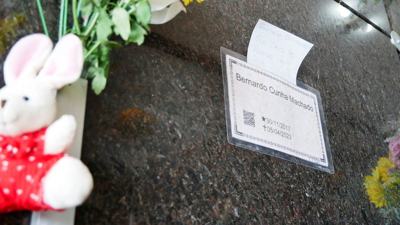 'Älskade Bernardo', inleds den handskrivna lappen vid Bernardo Cunha Machados grav.