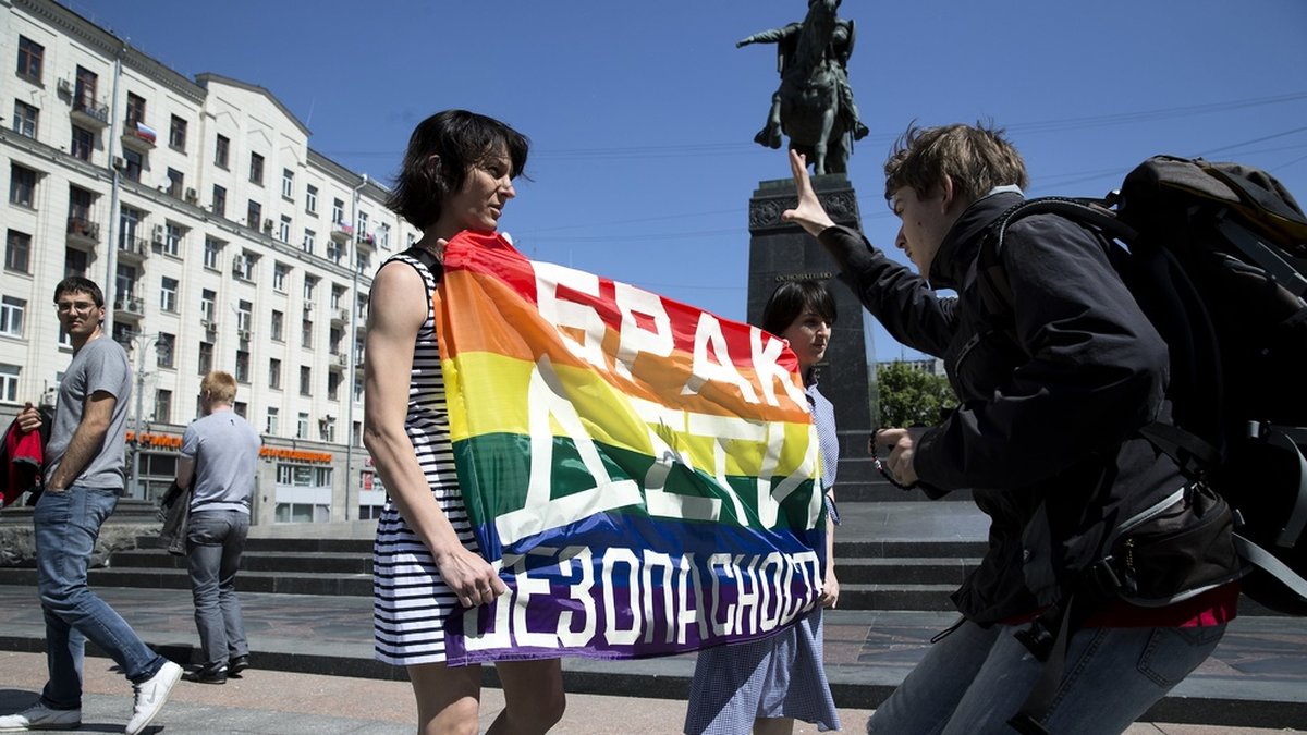 Hbtq-aktivister protesterar i den ryska huvudstaden Moskva 2014. På senare år har få demonstrationer förekommit, då många aktivister är rädda för repressalier. Arkivbild.